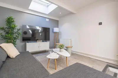 Cuisine ou kitchenette dans l'établissement Tys Home, maison spacieuse avec parking