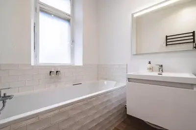 Salle de bains dans l'établissement Bulle, vue Cathédrale incroyable
