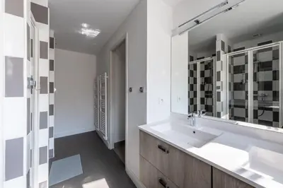 Salle de bains dans l'établissement Gîte Exceptionnel proche Disney Paris 15 P