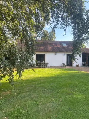 Jardin de l'établissement Le gîte du Cèdre, maison proche du Parc Astérix