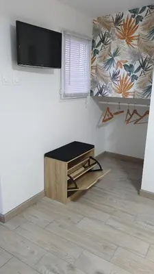 Télévision ou salle de divertissement dans l'établissement Petit nid cosy