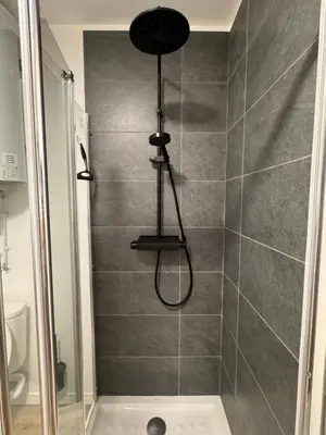 Salle de bains dans l'établissement Le Pinot
