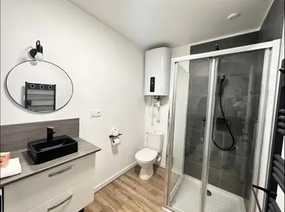 Salle de bains dans l'établissement Le Pinot