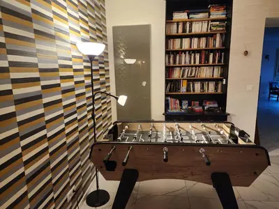 Bibliothèque dans la maison de vacances
