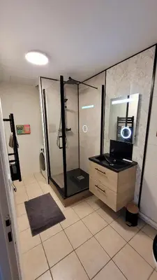 Salle de bains dans l'établissement Gite Urbain - Dionysos - Parking