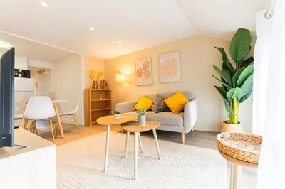 Coin salon dans l'établissement Duplex Confortable en Centre avec 2 Chambres