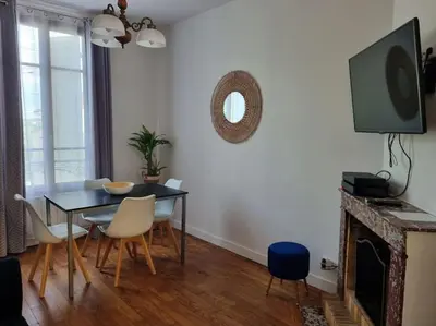Télévision ou salle de divertissement dans l'établissement Maison chaleureuse près Disney