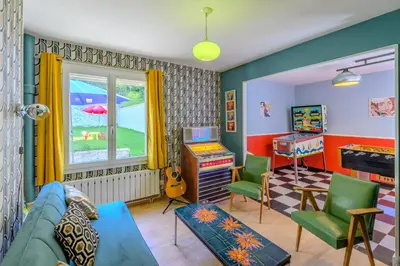 Télévision ou salle de divertissement dans l'établissement Sixties Forever - une immersion années 60