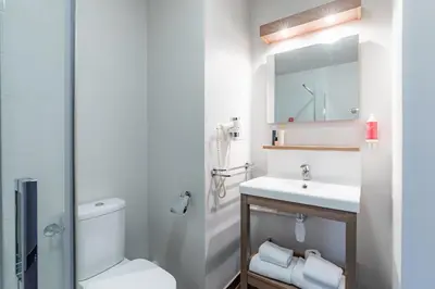 Salle de bains dans l'établissement Appart’City Confort Reims Centre