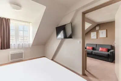 Télévision ou salle de divertissement dans l'établissement Appart’City Confort Reims Centre