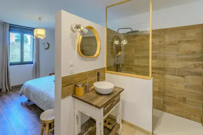 Salle de bains dans l'établissement La Bergerie des 2 Tilleuls - Maison avec jacuzzi