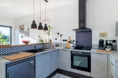 Cuisine ou kitchenette dans l'établissement Gîte cosy, champêtre, classé 3 étoiles Le bout du L
