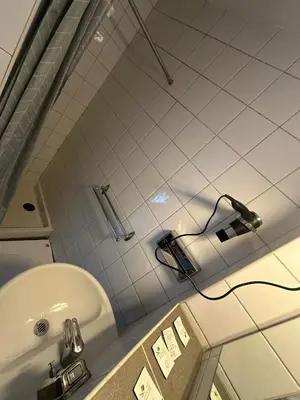 Salle de bains dans l'établissement Hôtel Victoria