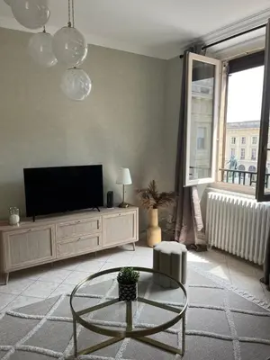 Télévision ou salle de divertissement dans l'établissement Royal Home, hypercentre Reims avec vue Cathédrale