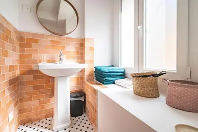 Salle de bains dans l'établissement Balthazar Fauvette, bel appart hyper centre Epernay