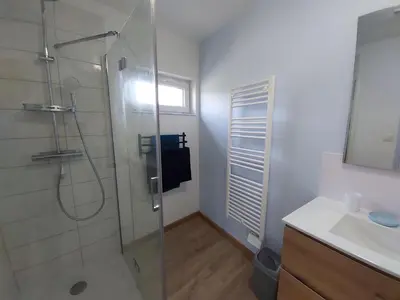 Salle de bains dans l'établissement Le merle enchanté