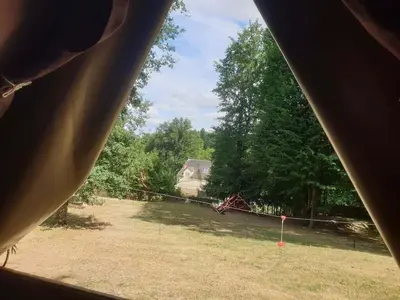 Jardin de l'établissement Cabane à la belle étoile