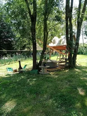Jardin de l'établissement Cabane à la belle étoile