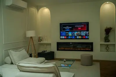 Télévision ou salle de divertissement dans l'établissement Le Cozy Reims -Escapade raffinée avec spa privé