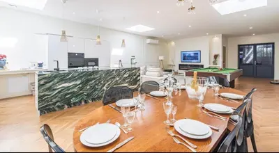 Télévision ou salle de divertissement dans l'établissement Le Cozy Reims -Escapade raffinée avec spa privé