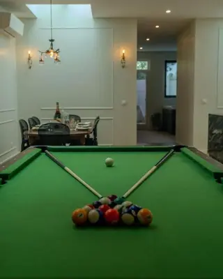 Billard dans l'établissement Le Cozy Reims -Escapade raffinée avec spa privé