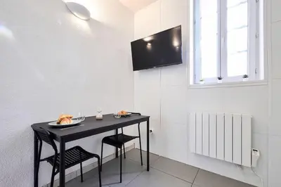 Télévision ou salle de divertissement dans l'établissement Le Petit Marceaux - T1 - Confort