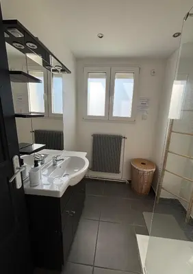 Salle de bains dans l'établissement Maison de ville Chauny