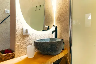 Salle de bains dans l'établissement La Voûte Étoilée - Jacuzzi proche Disneyland Paris