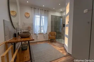 Télévision ou salle de divertissement dans l'établissement 