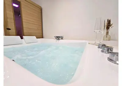 Salle de bains dans l'établissement Ô Sacrée Détente de Reims -Spa privatif - Proche de la gare & centre ville