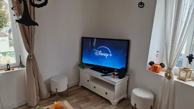 Télévision ou salle de divertissement dans l'établissement Maison 15 minutes de Disneyland Paris Le refuge des contes Parking gratuit Wifi
