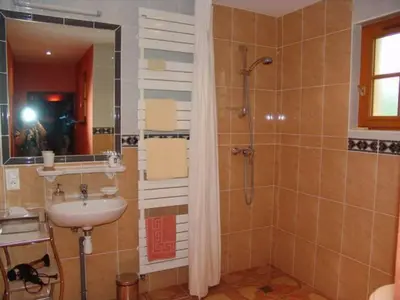 Salle de bains dans l'établissement Charmante Suite Yéménite accessible au cœur d'Argonne - FR-1-585-140