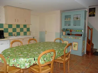 Cuisine ou kitchenette dans l'établissement Charmante Suite Yéménite accessible au cœur d'Argonne - FR-1-585-140