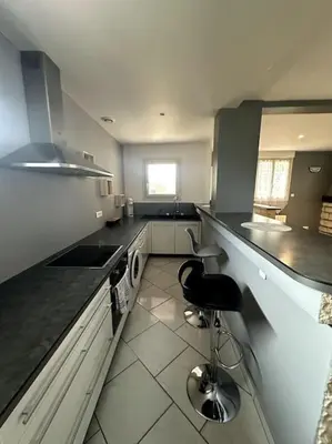 Cuisine ou kitchenette dans l'établissement Belle maison à la campagne