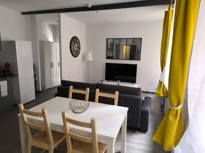 Télévision ou salle de divertissement dans l'établissement Rivage Ardennais - chateau - CHU -T2-queen size