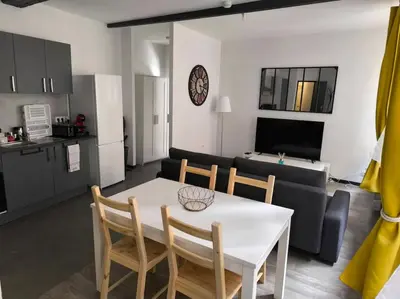 Cuisine ou kitchenette dans l'établissement Rivage Ardennais - chateau - CHU -T2-queen size