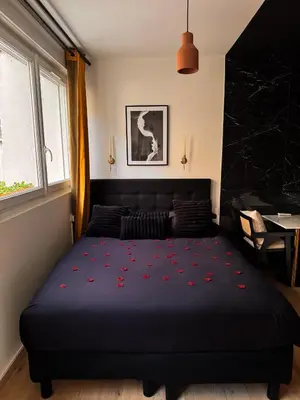 Un ou plusieurs lits dans un hébergement de l'établissement Jacuzzi privé, Sauna & Design Chic
