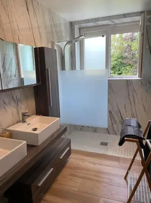 Salle de bains dans l'établissement Gîte le Beauchamp
