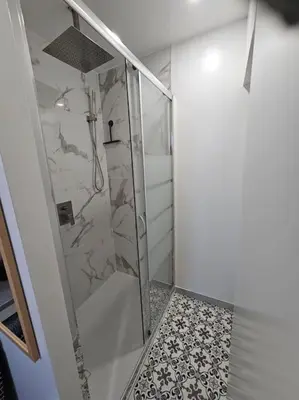 Salle de bains dans l'établissement Chez Ludovic et Laëtitia
