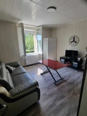 Coin salon dans l'établissement Studio Meublé Quai 1 Voie B parking gratuit