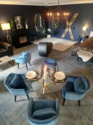 Coin salon dans l'établissement La Volupté Love Room Jacuzzi Baignoire