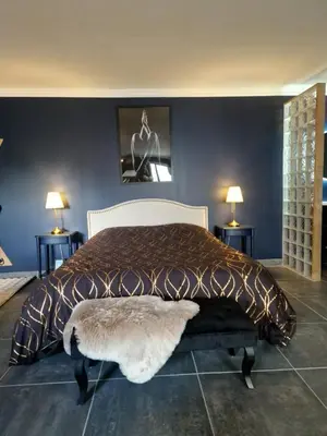 Un ou plusieurs lits dans un hébergement de l'établissement La Volupté Love Room Jacuzzi Baignoire