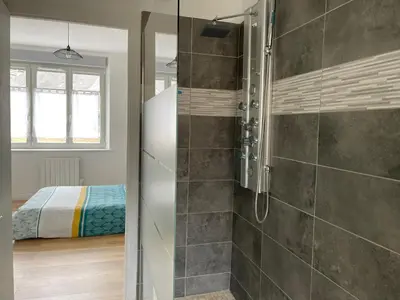 Salle de bains dans l'établissement Appartement Emeraude 2 pers - L'Artdu'Net -