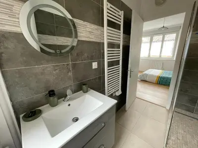 Salle de bains dans l'établissement Appartement Emeraude 2 pers - L'Artdu'Net -