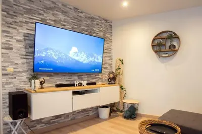 Télévision ou salle de divertissement dans l'établissement Au cœur des vignes Proche Disneyland
