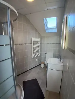Salle de bains dans l'établissement Le gîte du Château d'eau - Larouillies