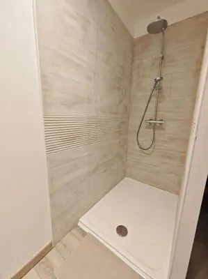 Salle de bains dans l'établissement La suite Gaming - Suite 8 personnes