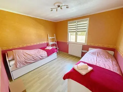Un ou plusieurs lits dans un hébergement de l'établissement Gîte Cosy avec Jardin&Garage privé 10min de Reims
