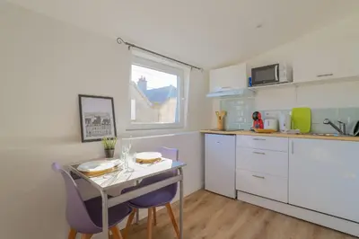 Cuisine ou kitchenette dans l'établissement ZenkaSerenity 2- 3 min Gare-IUT-wifi-Centre, Tout confort