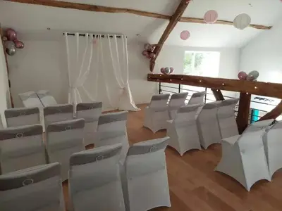 Coin salon dans l'établissement Spacieuse maison de vacances à Saint-Aubin avec 5 chambres